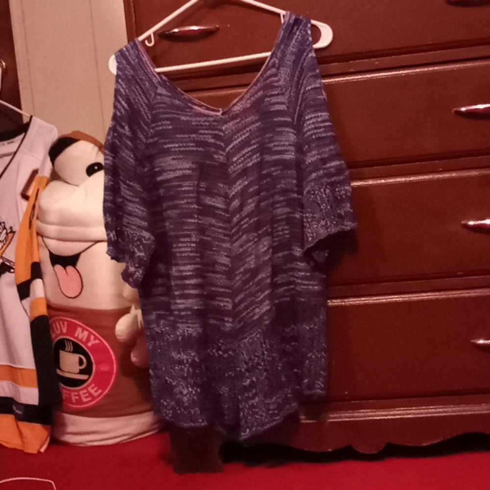 Peek-a-boo shoulder shirt.